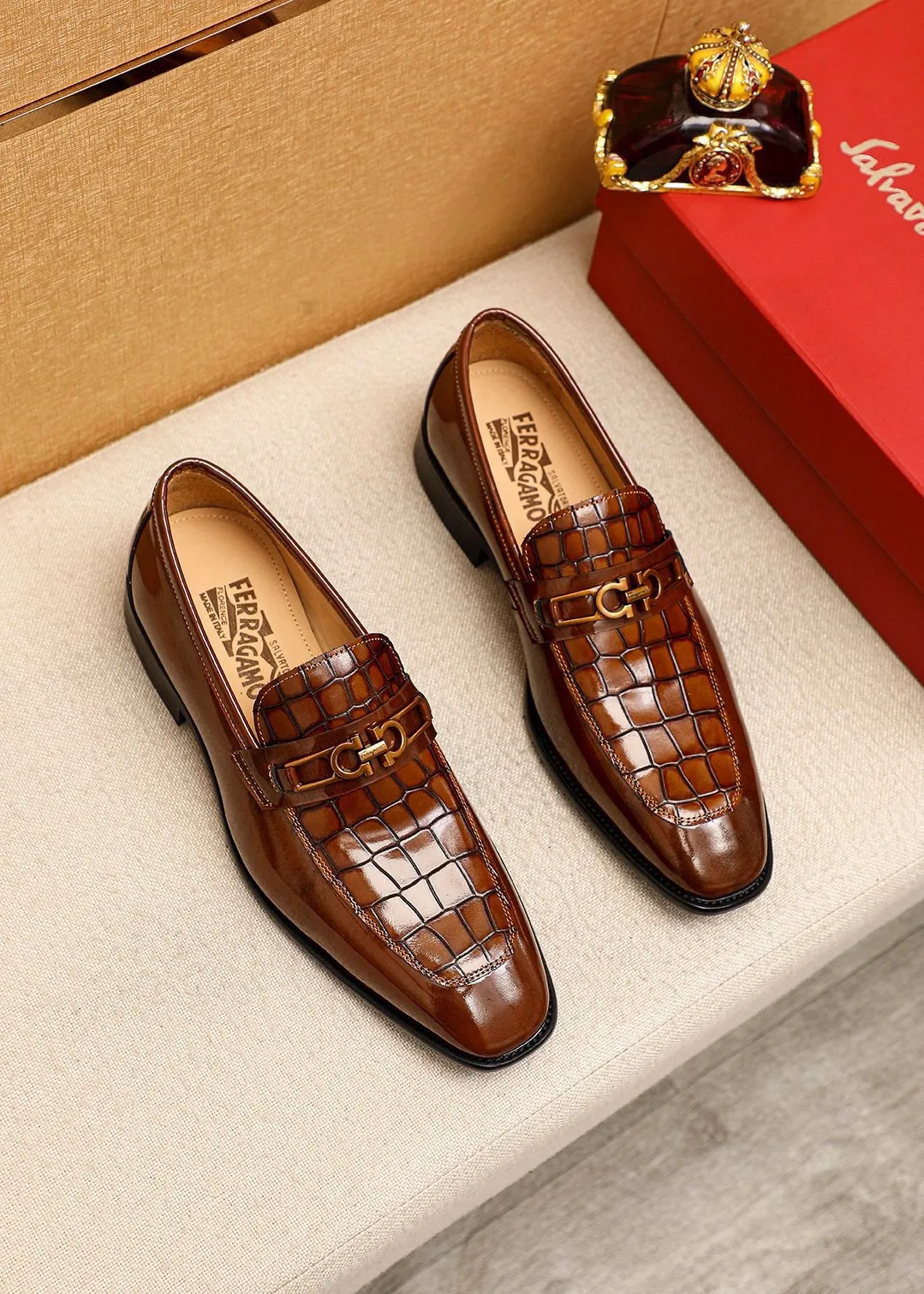 Men's shoes 💰480💰 Product trademark: Ferragamo "Ferragamo" casual leather shoes Regular size: 38-44 (45🉑️customized) Product materials: Selected imported first-layer open-edge beaded calfskin embossed upper + original hardware buckle, imported water-dyed cowhide leather lining. Strong three-dimensional visual effect, combined outsole Color: 2⃣️colors available
